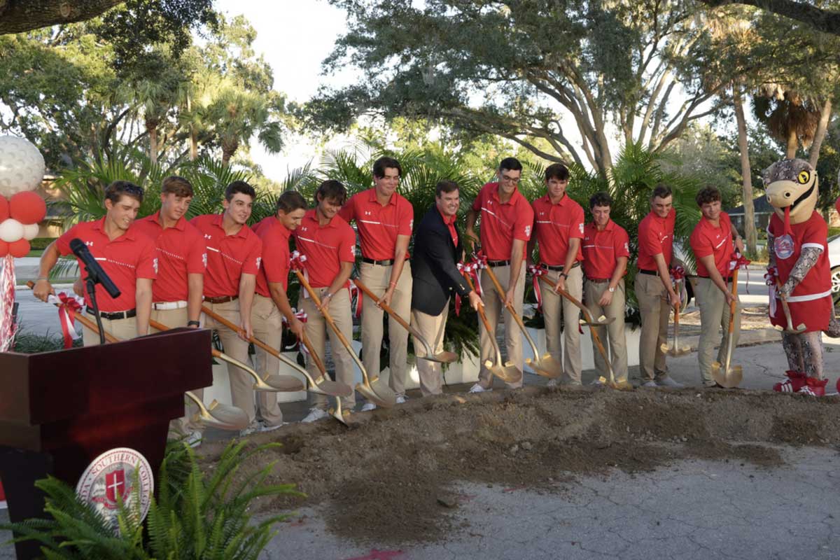 Coach Robbie Davis Men's Golf Team